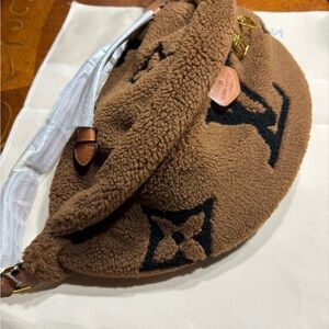 Louis Vuitton Tan Fleece crossbody Bag / Fanny pack with Black Accents
